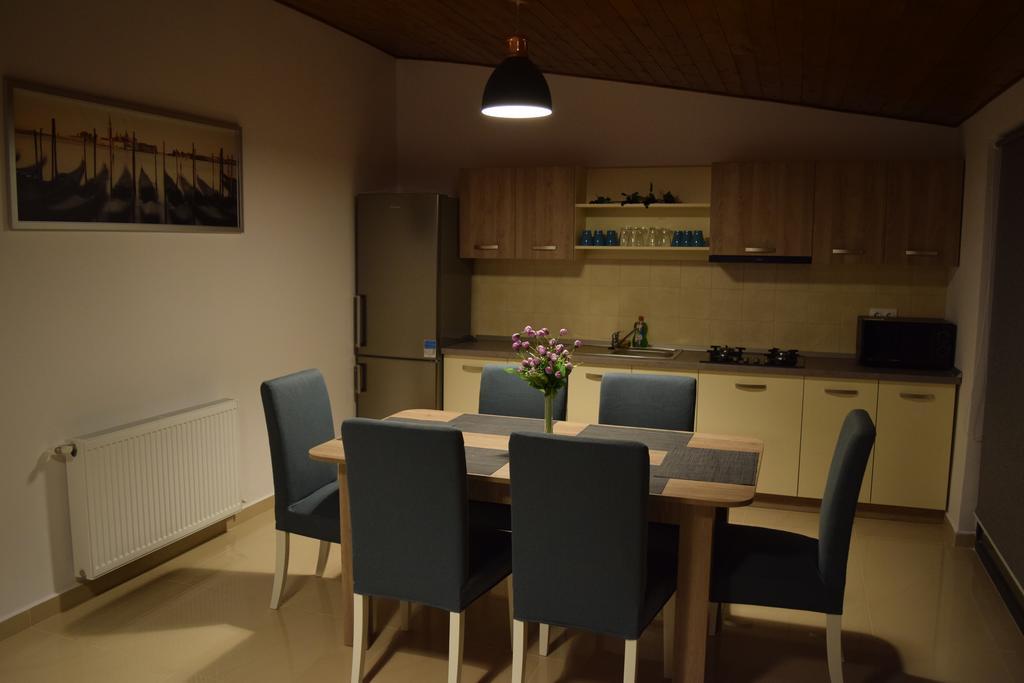 מיירקורה-צ'וק Sanderson Apartments מראה חיצוני תמונה